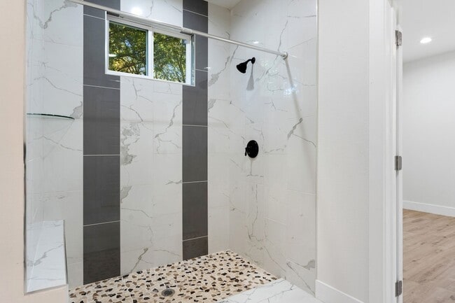 Building Photo - 150 Bandera Cir