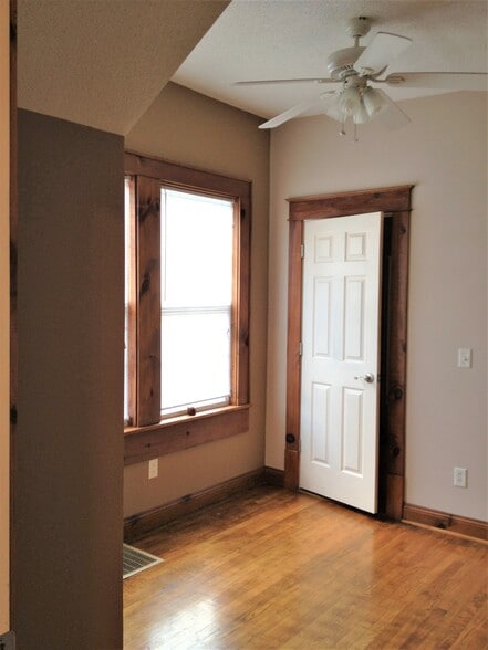 Building Photo - 923 E Hillcrest Dr