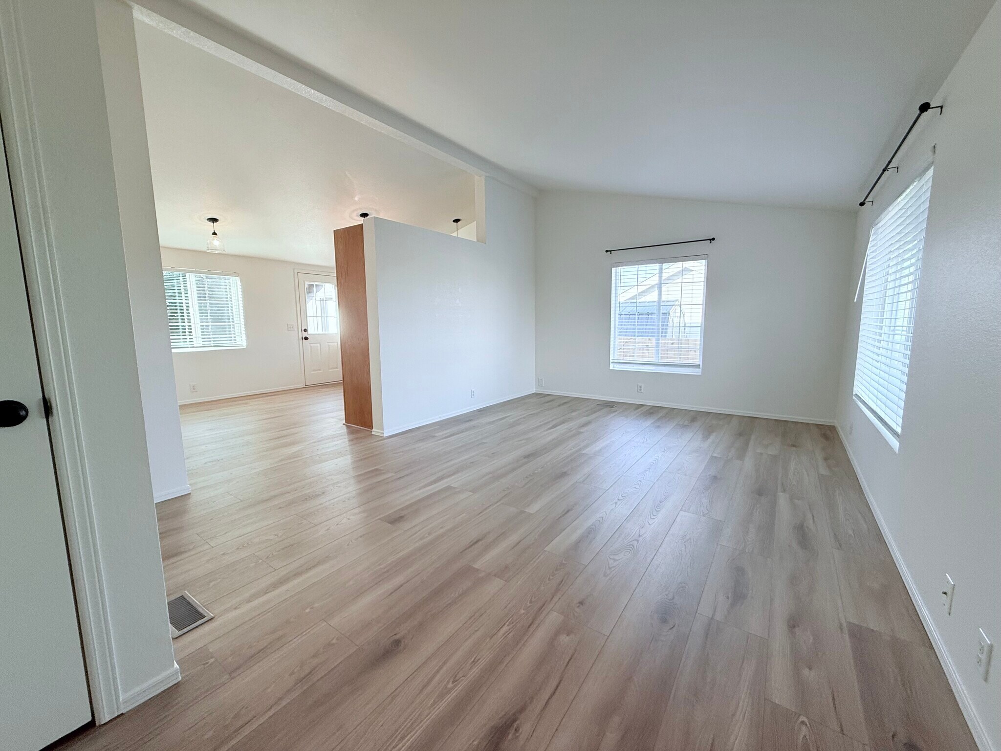 Building Photo - 571 SE Mountain View Rd