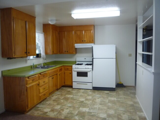 Building Photo - 3 bedroom + Bonus Room/Office in East Redding