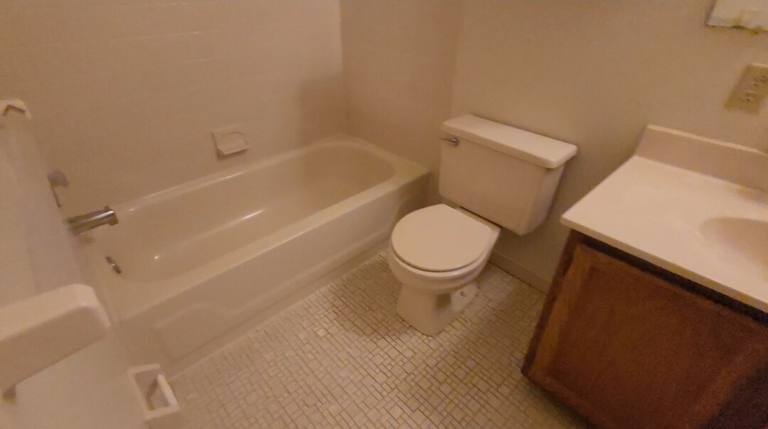 1st Primary Full Bath w/Tub - 2 Maple Dr