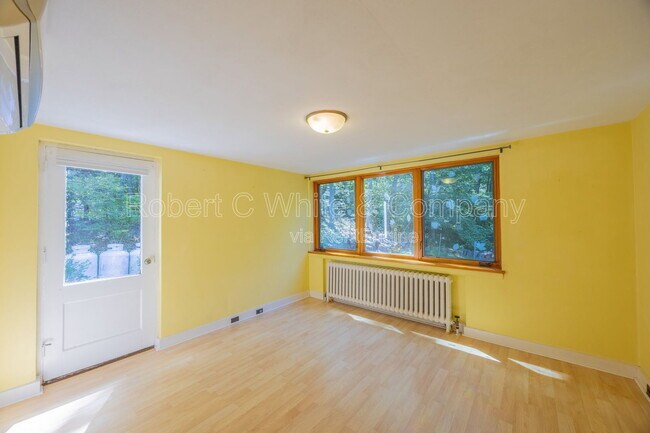 Building Photo - 205 Jinny Hill Rd