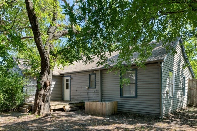Building Photo - Cozy 3 bedroom, 1 bathroom home located in...