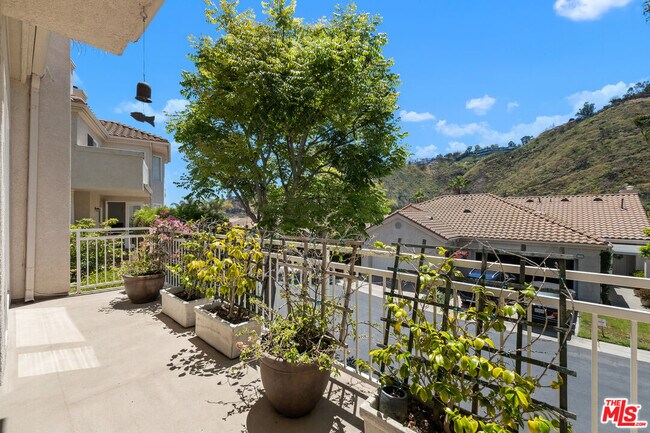 Building Photo - 682 Palisades Dr