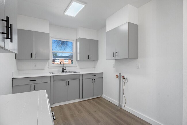 Building Photo - Fairlawn 3 bedroom, 1 bath ready for move-in