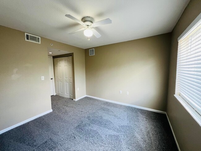 Building Photo - 281 SW Palm Dr