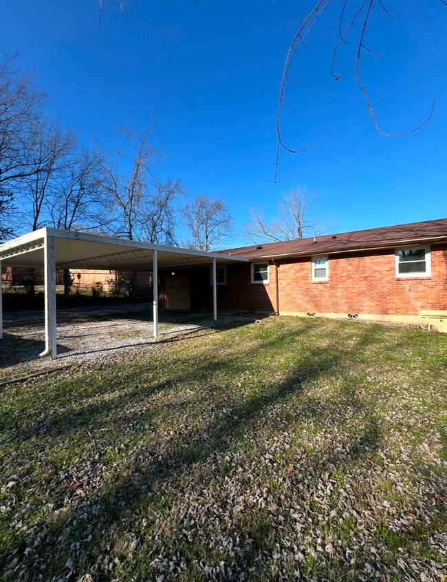 Building Photo - All Brick, 3 Bedroom Ranch in Hendersonvil...