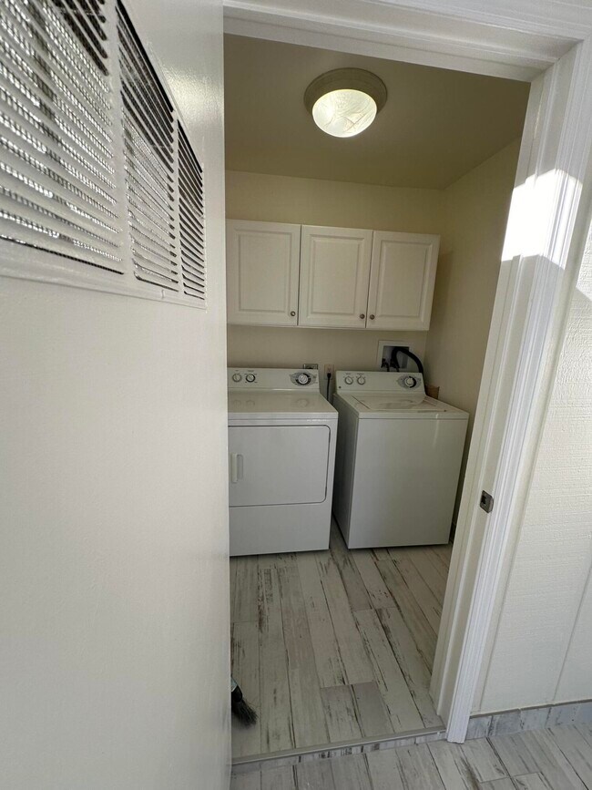 Building Photo - 883 Normandy Trail
