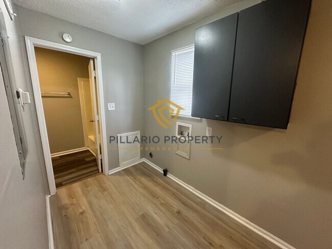 Building Photo - $500 OFF MOVE IN COSTS! MUST SEE UNITS! Close to Bethel Park, Updated 3 Bedroom/1 Bathroom with D...