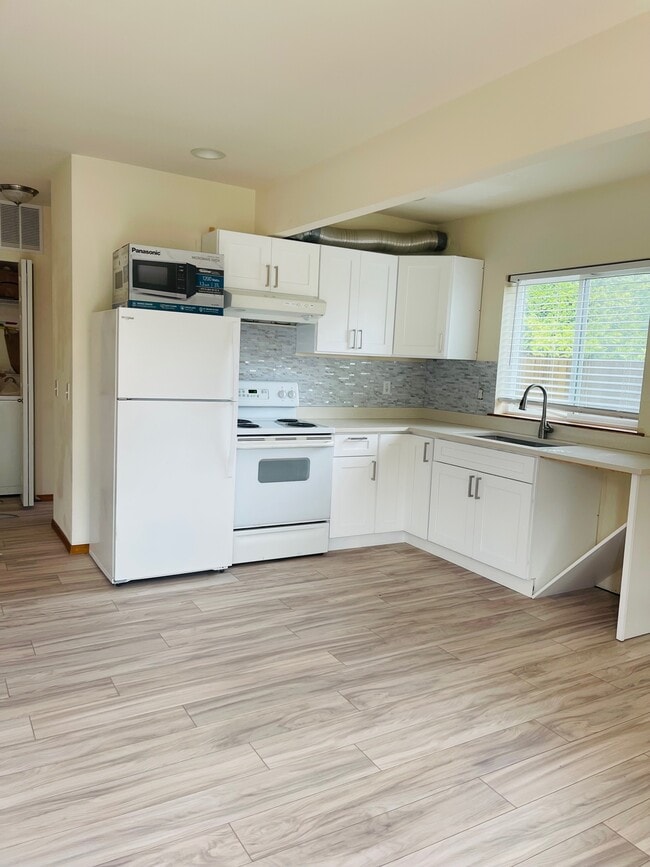 Building Photo - 757 N 102nd St