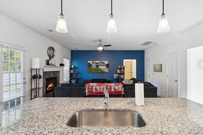 Building Photo - AVAILABLE SEPTEMBER 2025 [PET FRIENDLY]