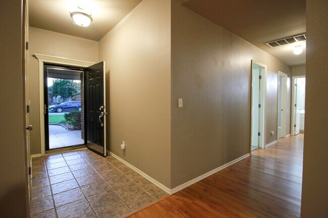 Building Photo - Darling Home In Jenks Schools!