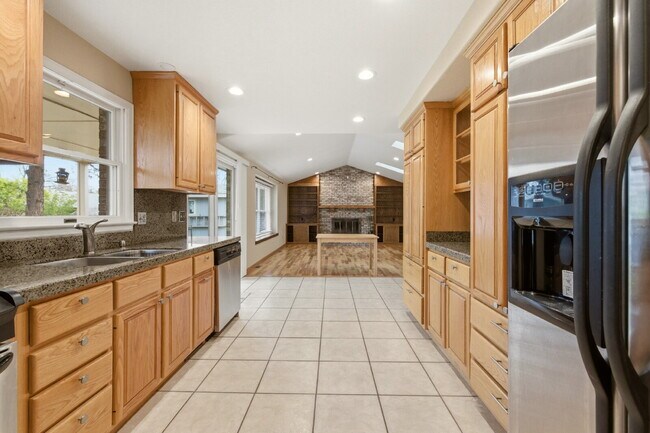 Building Photo - Single-Family Home in Near-Perfect Condition | 931 square foot 3-Car Garage!! | Covered Patio | L...