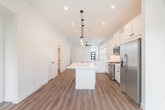 Building Photo - 10726 Pine Pink