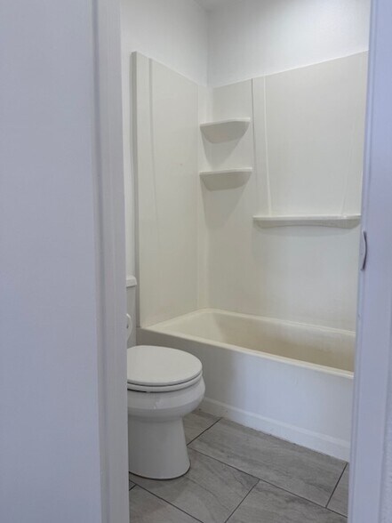 Manster bath - 558 Evergreen St