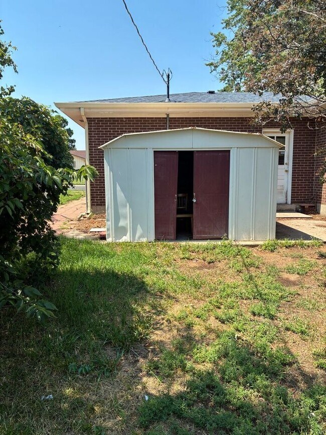 Building Photo - 4 Bedroom, 2 Bathroom Ranch