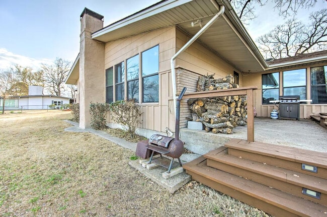 Building Photo - 928 Welch Ln