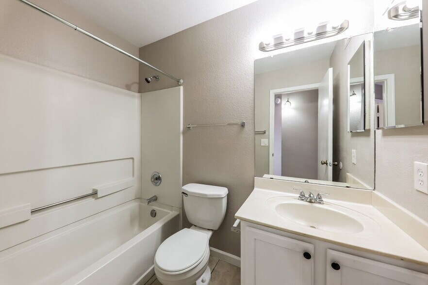 Building Photo - 3104 N Copenhagen Dr