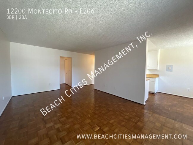 Building Photo - Nice Upper Unit Condo with Balcony & Two P...