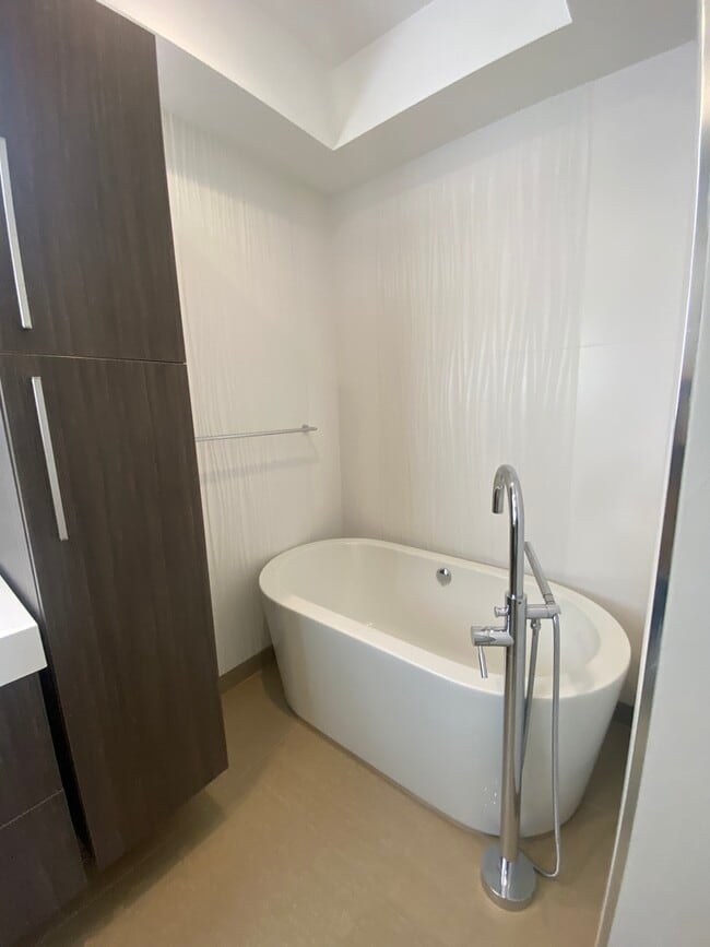 Building Photo - 2149 Carlmont Dr