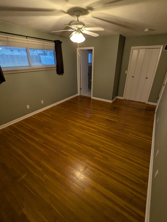 Master bedroom - 2506 E Pleasant St