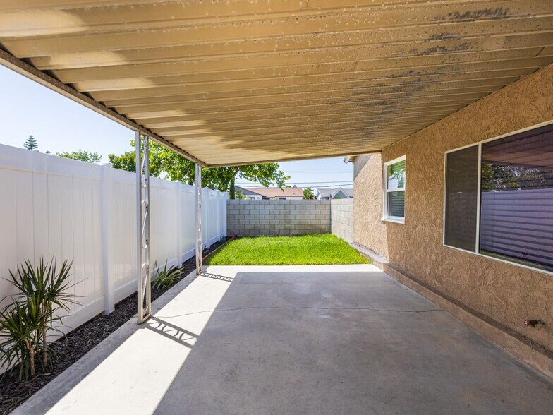 Building Photo - 5532 Vallecito