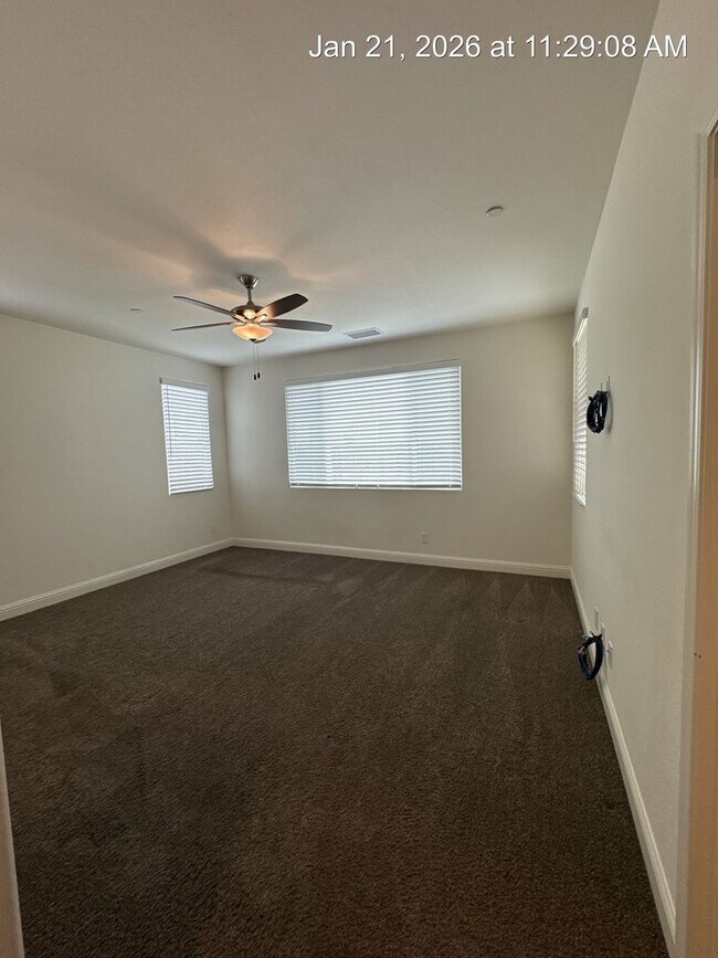 Building Photo - 4 Bedroom home located in Northside Visalia! Available Now!!