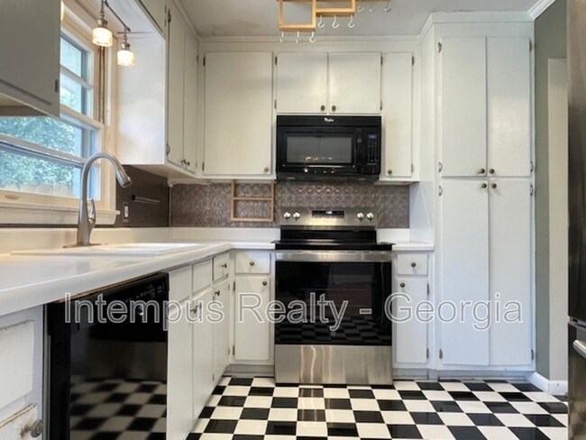 Building Photo - 633 White St