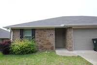 Building Photo - 3 Bedroom Duplex near UT Tyler!