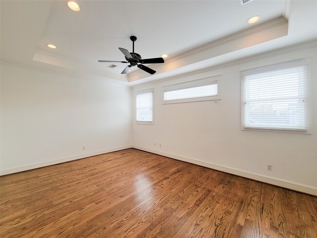 Building Photo - 704 E 9th St