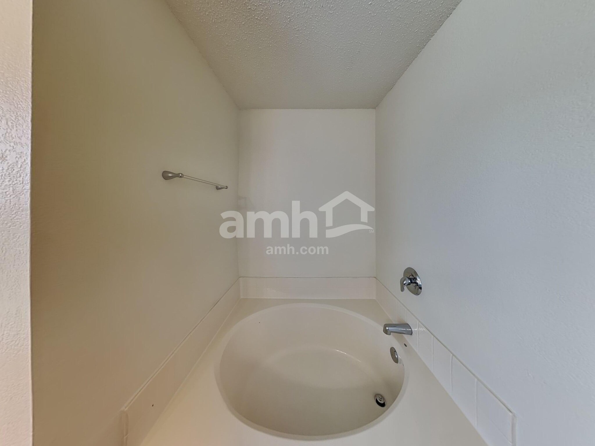 Building Photo - 240 Equestrian Dr