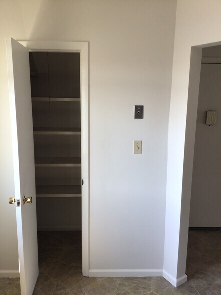 Building Photo - 2275 N Cable Rd