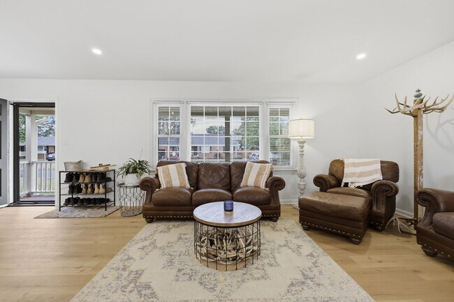 Building Photo - Stunning 4-Bedroom Waterfront Retreat with Modern Upgrades & Lake Living.