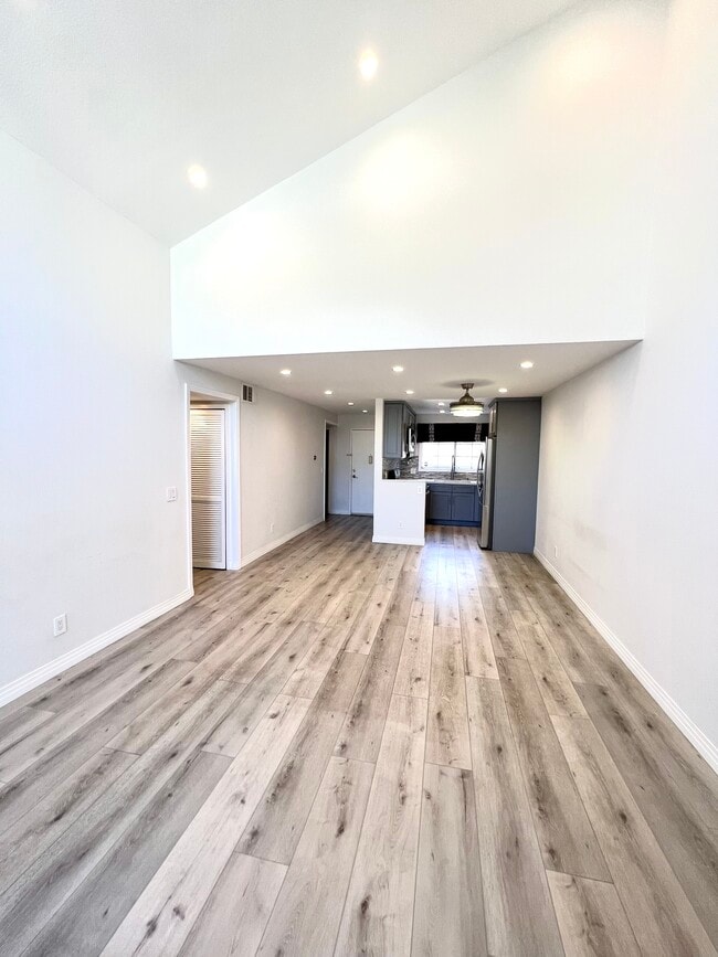 Building Photo - 5500 Owensmouth Ave