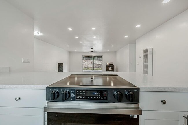 Building Photo - 6046 Reo Pl
