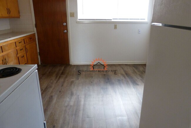 Building Photo - 2 Bedroom 1 Bath Apartment