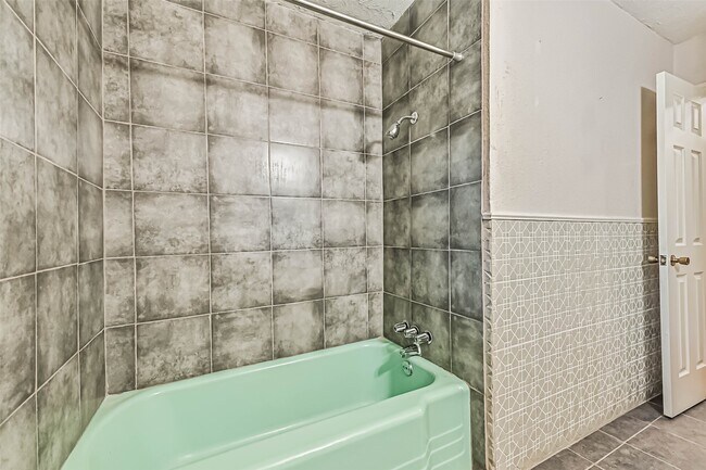 Building Photo - 6425 N Ridgecrest Dr