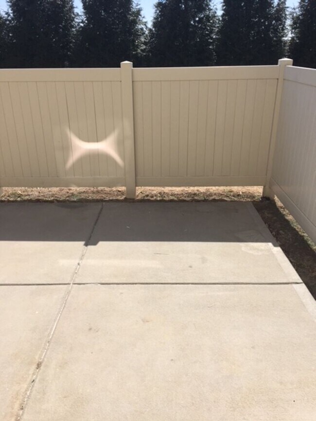 Building Photo - Gorgeous 4 bed 3.5 bath at Lake Pointe Villas!