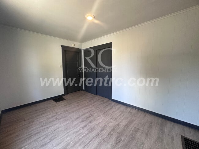 Building Photo - 33 Bismark-