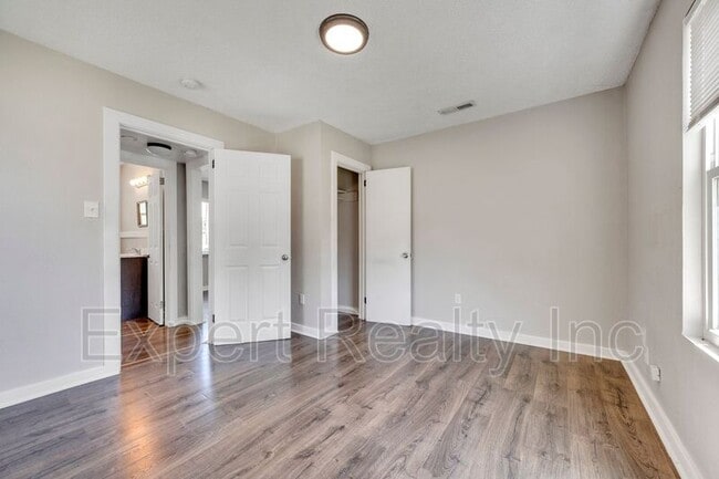Building Photo - 1045B 57th St