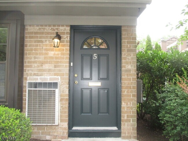 Building Photo - 181 Long Hill Rd