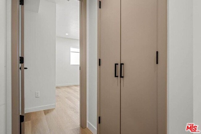 Building Photo - 2001 Vista Del Mar Ave