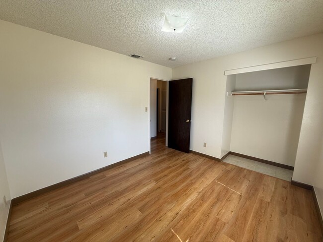 Building Photo - 3 bed 2 bath home available now!