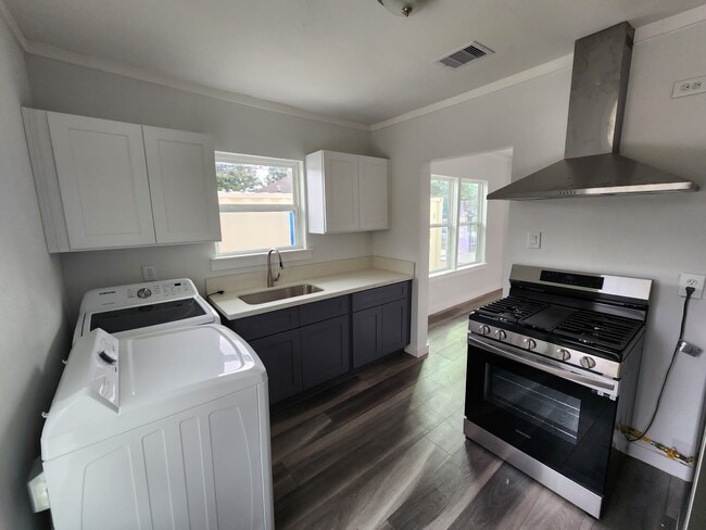 Building Photo - 4145 Conroy St