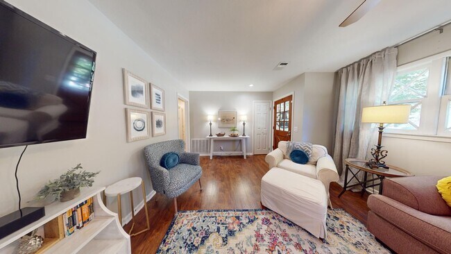 Building Photo - Super Cute One Level Home 1 mile from Toom...