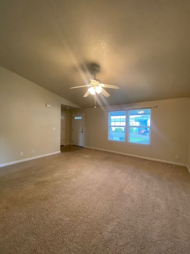 Building Photo - 3 Bedroom on Dead End Street!!