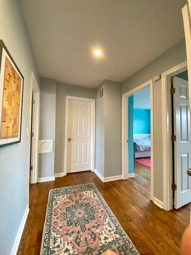 Building Photo - 5526 W Windsor Ave