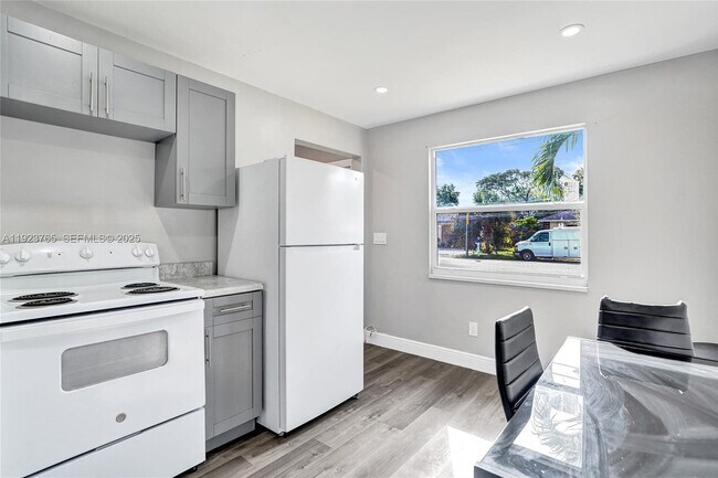 Building Photo - 3633 SW 12th Ct