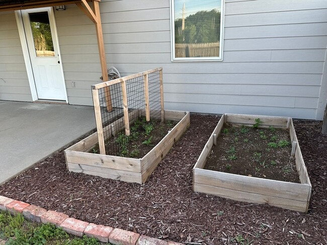 Building Photo - GREAT FAMILY HOME!