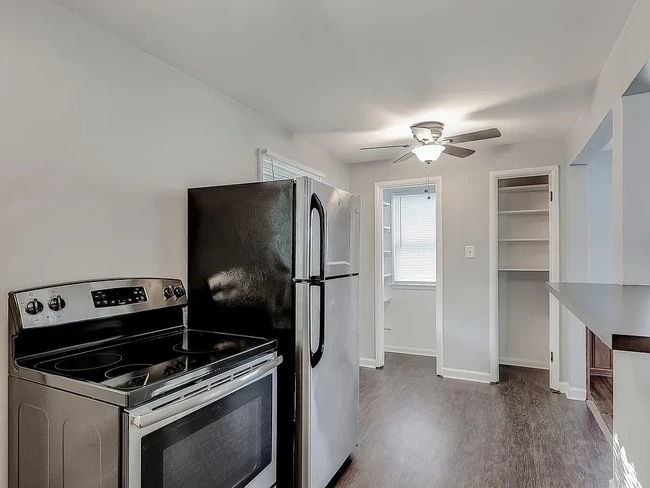 Building Photo - 4449 Kingsley Dr